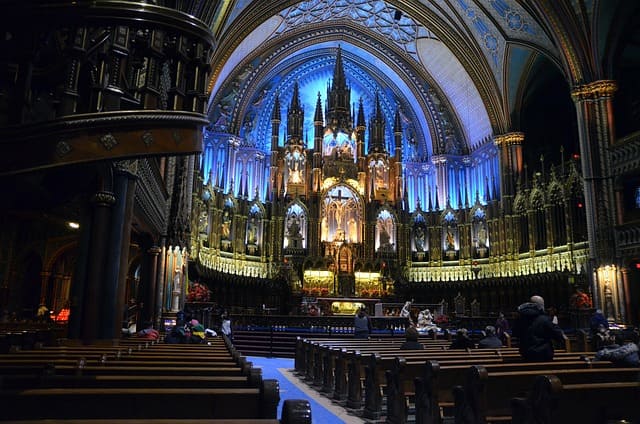Foto de uma igreja estilo Gótico com iluminação.
A foto ilustra o artigo O que é Catolicismo do site Ori Mystyco.